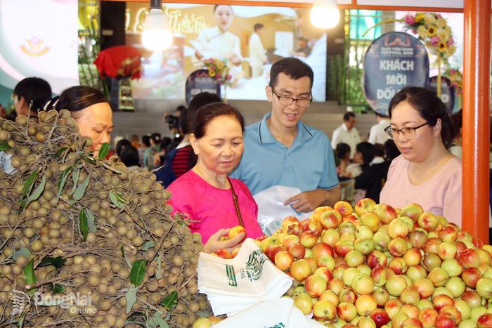 Không chỉ riêng các loại trái cây Nam Bộ, lễ hội năm nay còn hội tụ nhiều gian hàng trái cây đặc sản từ nhiều địa phương trên cả nước. Ảnh: Hải Quân