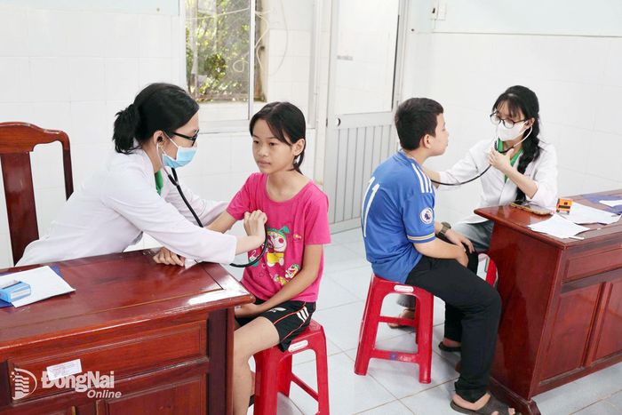 Các bác sĩ Bệnh viện Nhi đồng Đồng Nai thăm khám sức khỏe toàn diện cho trẻ. Ảnh: CTV