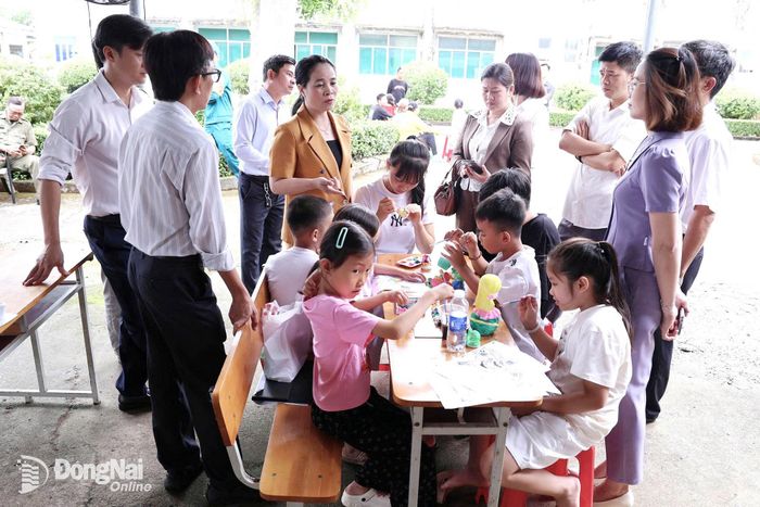 Ngoài được khám bệnh, trẻ còn tham gia các trò chơi trong khuôn khổ chương trình. Ảnh: CTV