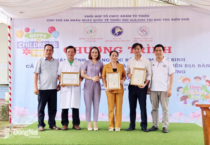 Lãnh đạo 3 xã Tân Tiến, Thiện Hưng và Hưng Phước trao thư cảm ơn lãnh đạo Sở Y tế và các đơn vị đồng hành. Ảnh: CTV