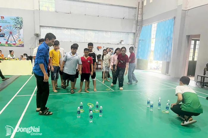 Các em thiếu nhi tham gia trò chơi tại chương trình. Ảnh: Thu Hà - Duy Khánh