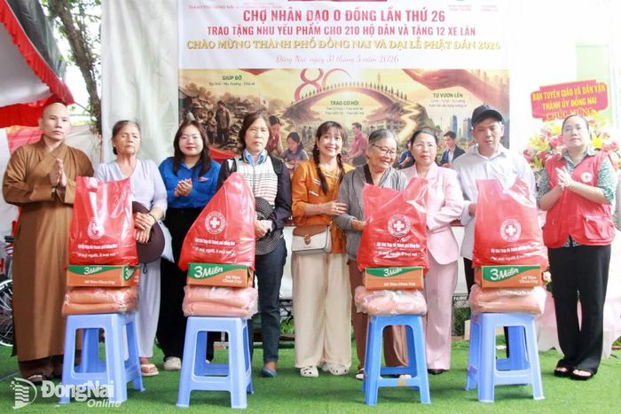 Các đại biểu và mạnh thường quân trao quà cho người khuyết tật tại Chợ nhân đạo 0 đồng. Ảnh: Nga Sơn