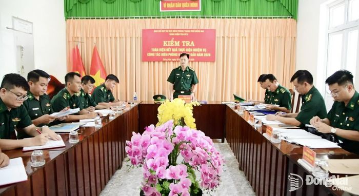 Đại tá Phạm Văn Đảng, Phó Chính ủy Bộ Chỉ huy Quân sự thành phố kiêm Chính ủy Ban Chỉ huy Bộ đội Biên phòng thành phố kết luận kiểm tra tại Đồn biên phòng Cửa khẩu Hoàng Diệu. Ảnh: Hữu Thịnh