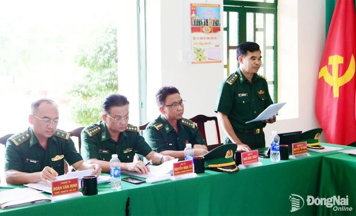 Thượng tá Nguyễn Tài Huy, Phó Tham mưu trưởng Ban Chỉ huy Bộ đội Biên phòng trao đổi một số nội dung tại buổi kiểm tra. Ảnh: Hữu Thịnh