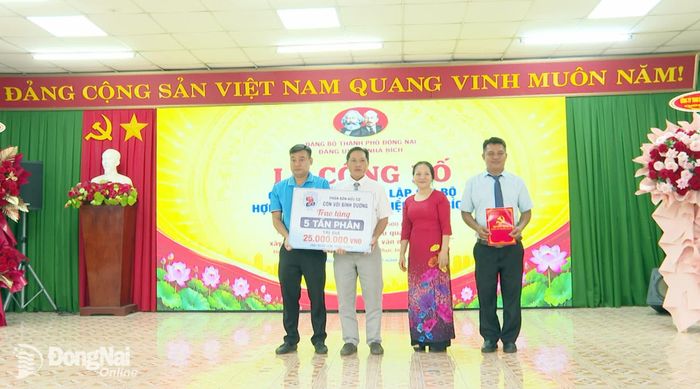 Doanh nghiệp đồng hành cùng hợp tác xã. Ảnh: Trung Quang