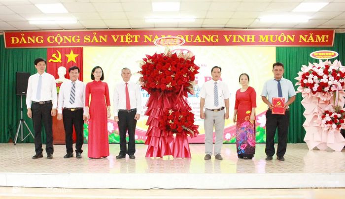 Lãnh đạo Đảng ủy xã Nha Bích trao quyết định thành lập Chi bộ Hợp tác xã nông nghiệp Nha Bích. Ảnh: Trung Quang
