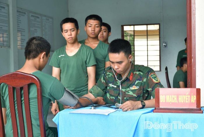 Các chiến sĩ mới được khám, kiểm tra sức khỏe.