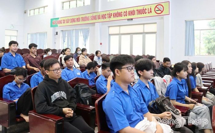 Học sinh, sinh viên tham dự buổi tuyên truyền.