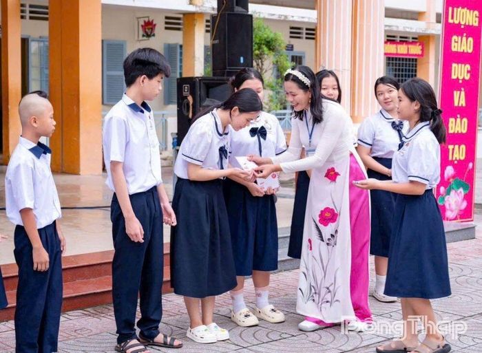  Cô giáo Nguyễn Thị Minh Tâm tặng quà cho học sinh có hoàn cảnh khó khăn.