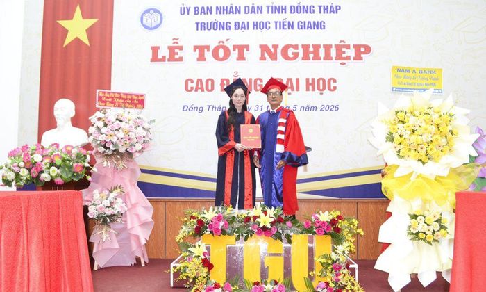 Phó Giáo sư, Tiến sĩ Võ Ngọc Hà, Hiệu trưởng Trường Đại học Tiền Giang, thực hiện nghi thức trao Bằng tốt nghiệp cho tân cử nhân.
