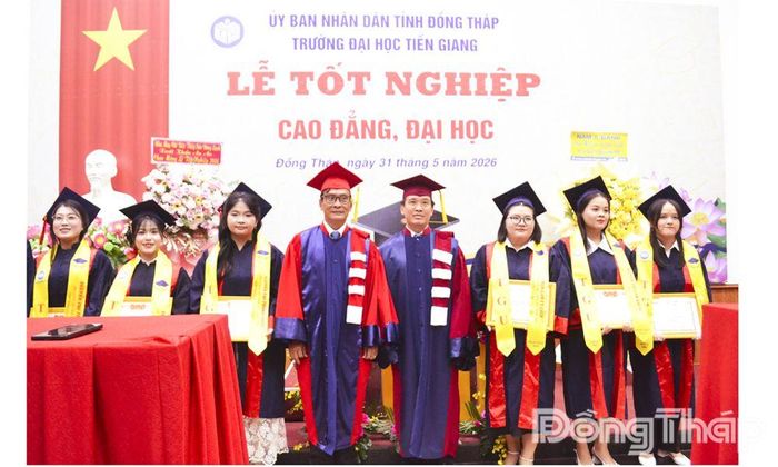 Tiến sĩ Nguyễn Hoàng Vũ, Bí thư Đảng ủy Trường Đại học Tiền Giang và Phó Giáo sư, Tiến sĩ Võ Ngọc Hà, Hiệu trưởng Trường Đại học Tiền Giang, khen thưởng cho các tân cử nhân có thành tích học tập và rèn luyện xuất sắc.