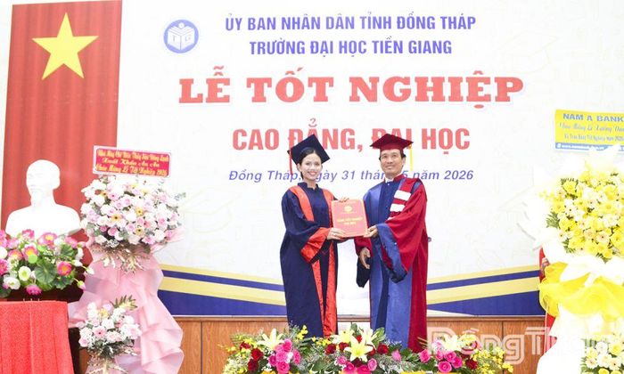 Tiến sĩ Nguyễn Hoàng Vũ, Bí thư Đảng ủy Trường Đại học Tiền Giang, thực hiện nghi thức trao Bằng tốt nghiệp cho tân cử nhân.