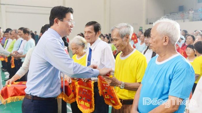 Phó Chủ tịch UBND tỉnh Huỳnh Minh Tuấn tặng Cờ luân lưu cho các đơn vị tham dự Đại hội Thể dục thể thao phường Mỹ Tho lần thứ I năm 2026.