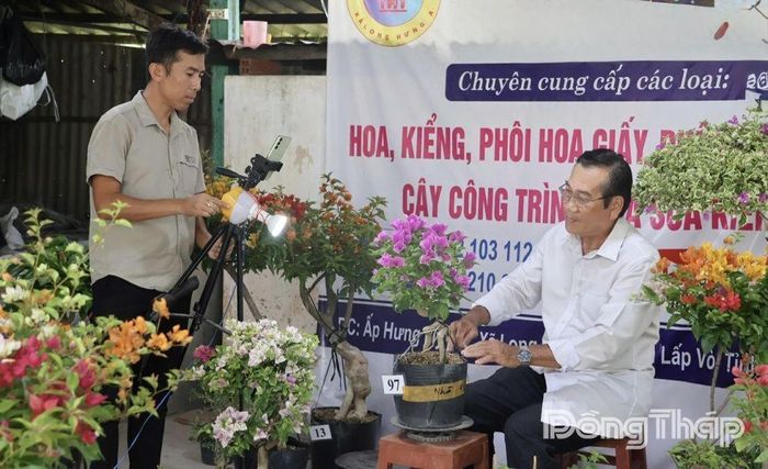 Nông dân xã Tân Khánh Trung ứng dụng mạng xã hội livestream giới thiệu và bán hoa giấy, mở rộng đầu ra cho sản phẩm hoa - kiểng địa phương.