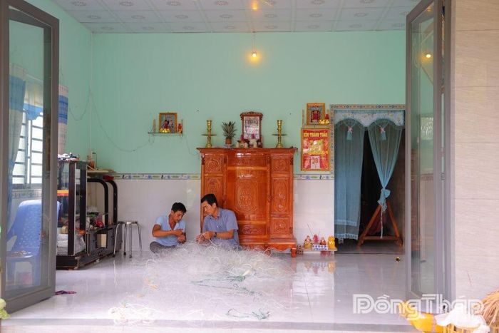 Đại diện Ủy ban Mặt trận Tổ quốc Việt Nam xã Mỹ Hiệp đến thăm, động viên gia đình anh Trần Văn Nam sau khi được hỗ trợ nhà Đại đoàn kết.