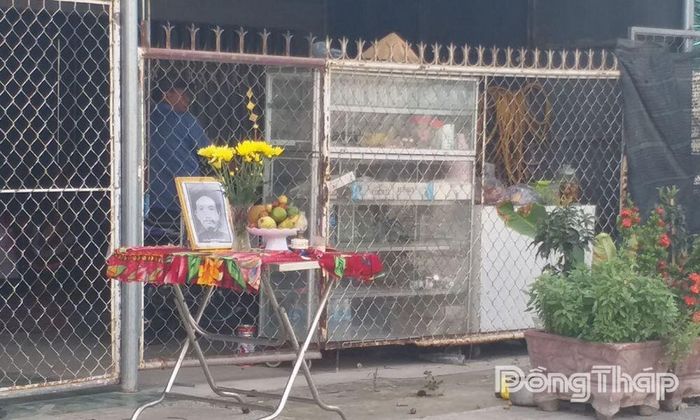 Hương án được dựng lên trang nghiêm trước mỗi ngôi nhà vào Ngày giỗ Thủ khoa Nguyễn Hữu Huân.