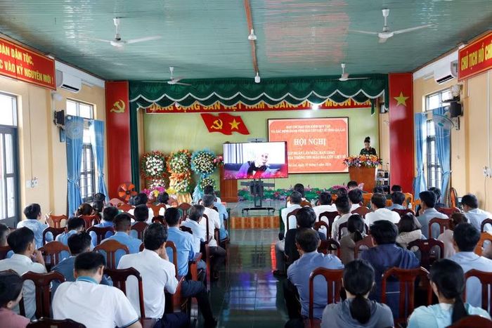  Các đại biểu tham gia tập huấn lý thuyết về công tác lấy mẫu, bàn giao và số hóa thông tin mẫu HCLS. Ảnh: H.P 