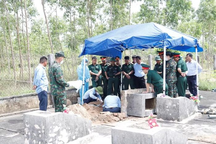  Đội K52 (Bộ CHQS tỉnh) trực tiếp thực hiện công tác khai quật, lấy mẫu HCLS chưa xác định danh tính. Ảnh: H.P 