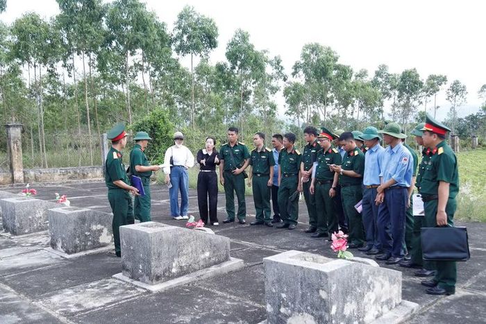  Nội dung thực hành lấy mẫu, bàn giao và số hóa thông tin mẫu HCLS được thực hiện trực tiếp tại Nghĩa trang liệt sĩ xã Vĩnh Quang. Ảnh: H.P 