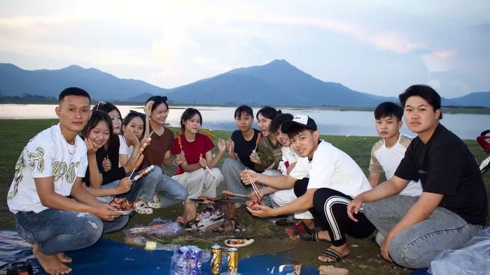 Nhóm bạn trẻ tổ chức dã ngoại, vui chơi. Ảnh: Minh Chí