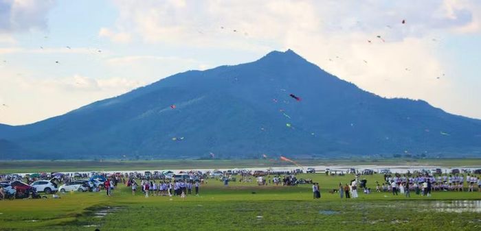 Bãi bồi Tiên Sơn nhộn nhịp người dân vui chơi, thả diều vào dịp cuối tuần. Ảnh: Minh Chí