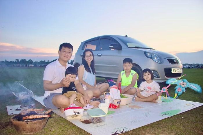 Các gia đình cùng con trẻ tận hưởng không khí trong lành tại bãi bồi Tiên Sơn vào dịp cuối tuần. Ảnh: Minh Chí