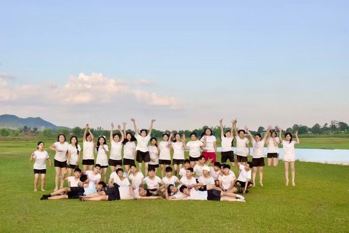 Học sinh chụp ảnh kỷ yếu, lưu giữ những khoảnh khắc tuổi học trò. Ảnh: Minh Chí