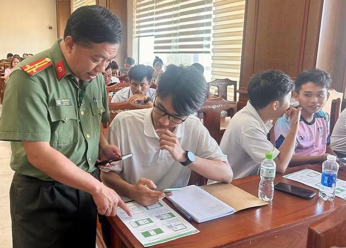 Cán bộ Phòng Quản lý xuất nhập cảnh (Công an tỉnh) hướng dẫn các chủ cơ sở kinh doanh lưu trú trên địa bàn tỉnh các thao tác đăng nhập ứng dụng lưu trú do Bộ Công an quản lý. Ảnh: K.A 