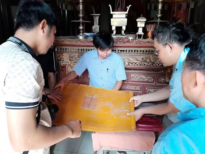 Nhóm nghiên cứu Hán - Nôm của Trường Đại học Quy Nhơn kết hợp với Trung tâm Lưu trữ lịch sử tỉnh điền dã và số hóa tư liệu Hán - Nôm. Ảnh: V.M.H