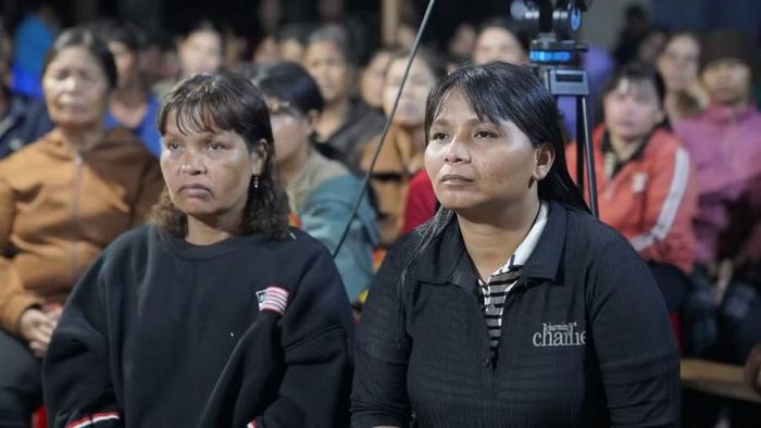  Được trở về với bà con buôn làng, Puih Dịp (bên phải) đã tố cáo hoạt động của Ama Chăm và khuyên bà con không theo “Blung Hlâu”. Ảnh: Thúy Trinh 