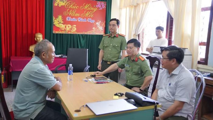  Lãnh đạo Cục A02 và lãnh đạo Công an tỉnh làm việc với đối tượng Siu Yúi. Ảnh: Thúy Trinh 