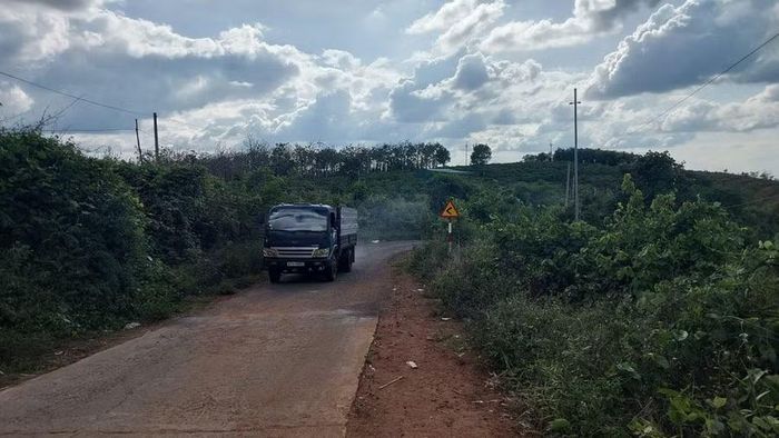 Tuyến đường vào xã Hà Đông cũ quanh co đang được duy tu, sửa chữa. Ảnh: N.D