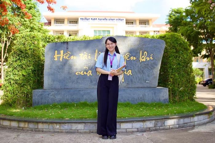  Nguyễn Ngọc Đan Thanh tại Trường THPT chuyên Hùng Vương, nơi em nuôi dưỡng niềm đam mê học tập và âm nhạc. Ảnh: Minh Chí 