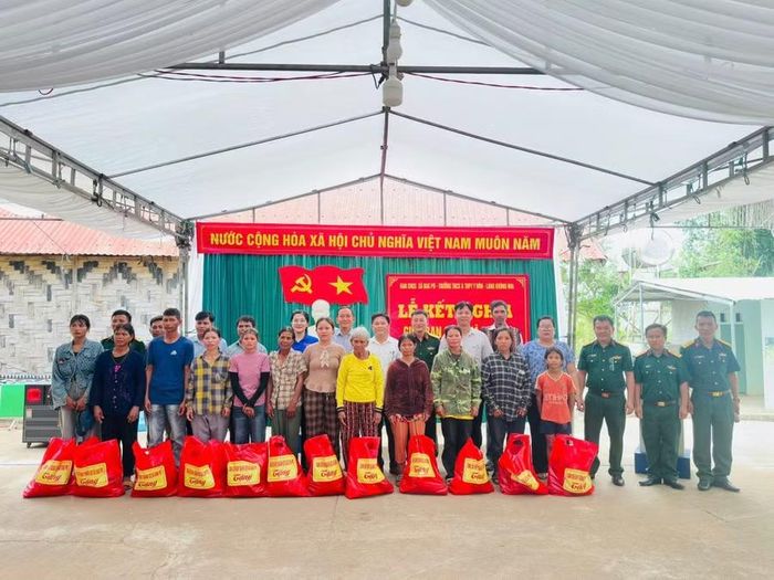 Ban Chỉ huy Quân sự xã Đak Pơ trao quà cho các hộ có hoàn cảnh khó khăn. Ảnh: ĐVCC