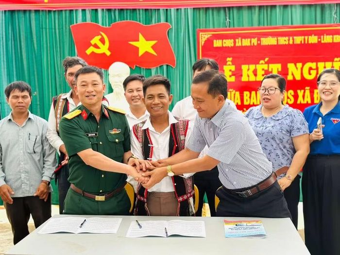 Đại diện các đơn vị ký giao ước kết nghĩa. Ảnh: ĐVCC