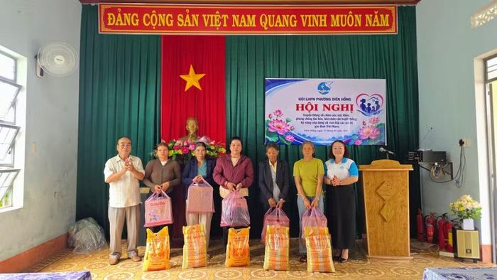  Hội LHPN phường Diên Hồng trao 5 suất quà cho hội viên phụ nữ có hoàn cảnh khó khăn. Ảnh: Bá Bính 