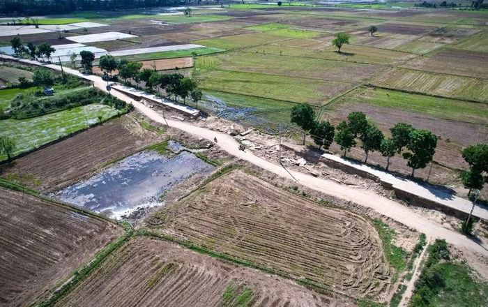 Tuyến đường qua trung tâm xã Ia Tul có khoảng 1,3 km bị hư hỏng nghiêm trọng đến nay vẫn chưa thể khôi phục. Ảnh M.P