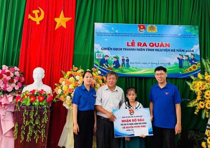  Đoàn Sở Khoa học và Công nghệ nhận đỡ đầu em Nguyễn Hoàng Dung. Ảnh: ĐVCC 