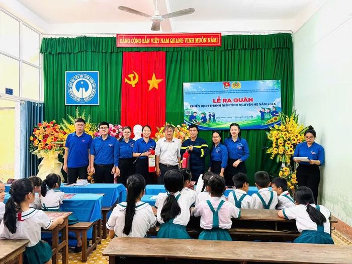  Tuyên truyền, kiến thức, kỹ năng phòng cháy chữa cháy và tặng 2 bình chữa cháy cho Trường Tiểu học Trần Hưng Đạo. Ảnh: ĐVCC 