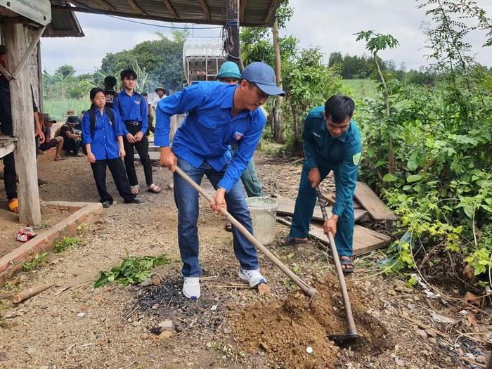  Ban Tổ chức đã trồng 200 cây xanh tạo thành hàng cây thanh niên dọc tuyến đường làng. Ảnh: ĐVCC 