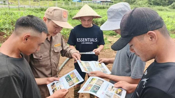  Cán bộ, chiến sĩ Lữ đoàn Công binh 7 tuyên truyền cho người dân về nguy cơ mất an toàn từ bom mìn còn sót lại sau chiến tranh. Ảnh: ĐVCC 