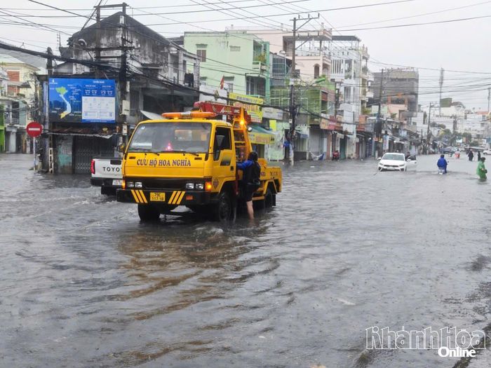 Xe cứu hộ đưa ô tô ra khỏi khu vực ngập trên đường 2 tháng 4. Ảnh: ĐÌNH THÔNG