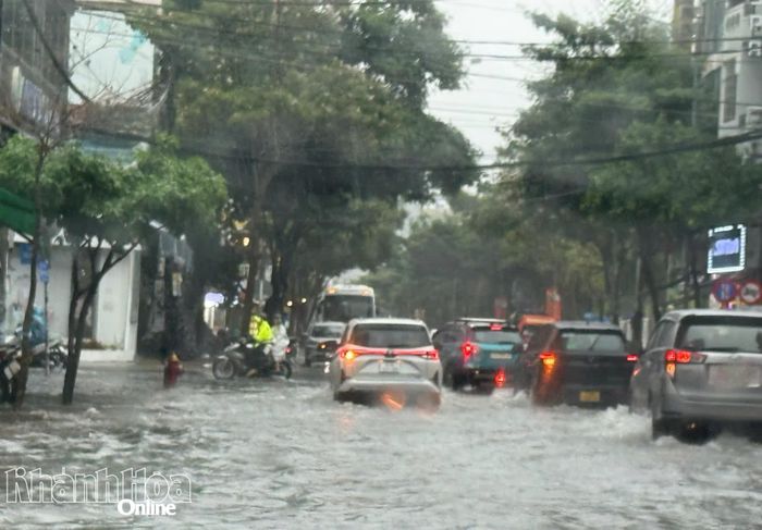 Mưa lớn gây ngập trên đường Nguyễn Thiện Thuật.