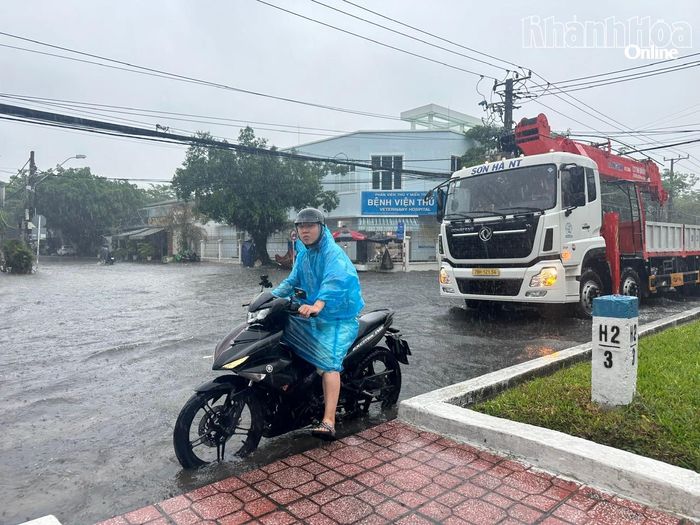 Một khu vực bị ngập trên đường 2 tháng 4.