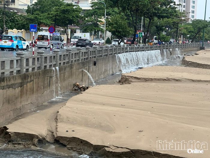 Nước mưa tràn qua đường Phạm Văn Đồng.