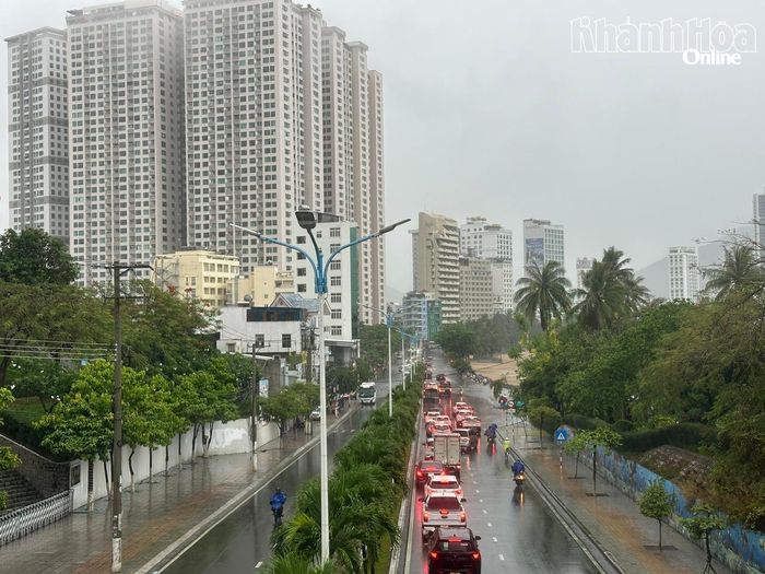 Nhiều phương tiện giao thông ùn ứ trên đường Phạm Văn Đồng.