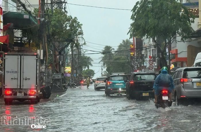 Mưa lớn gây ngập trên đường Trần Quang Khải.