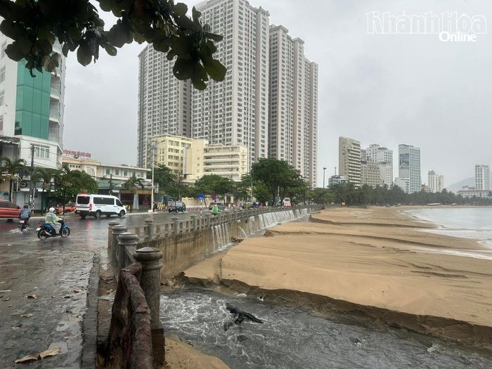 Mưa lớn khiến nước tràn qua lề đường đổ ra biển khu vực Hòn Chồng.