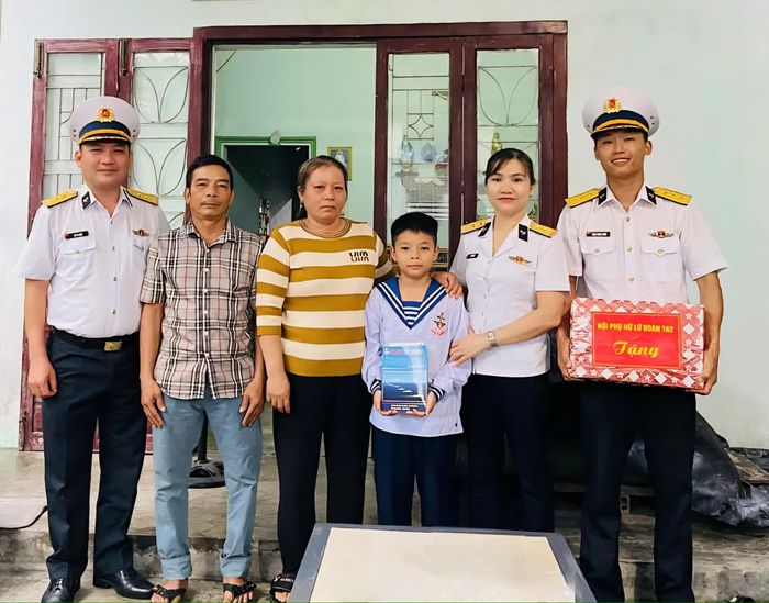 Đoàn công tác tặng quà cho em Hoàng Trí Bảo.