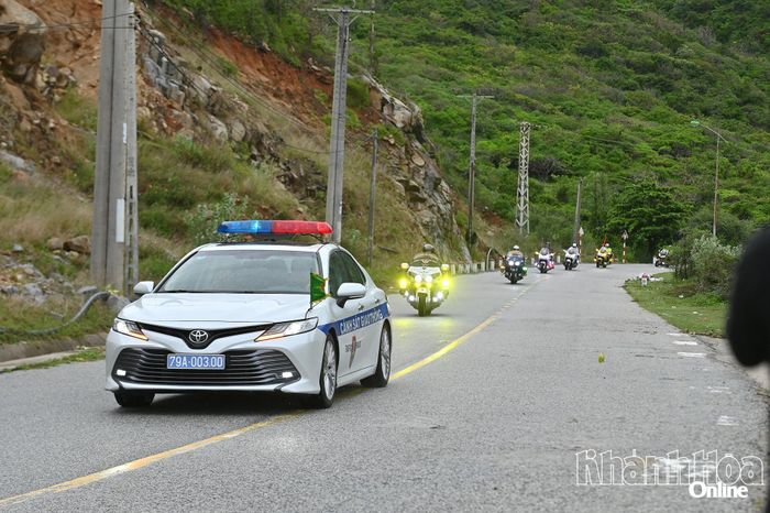 Lực lượng Cảnh sát giao thông dẫn đoàn diễu hành - touring trên cung đường biển Vĩnh Hy.